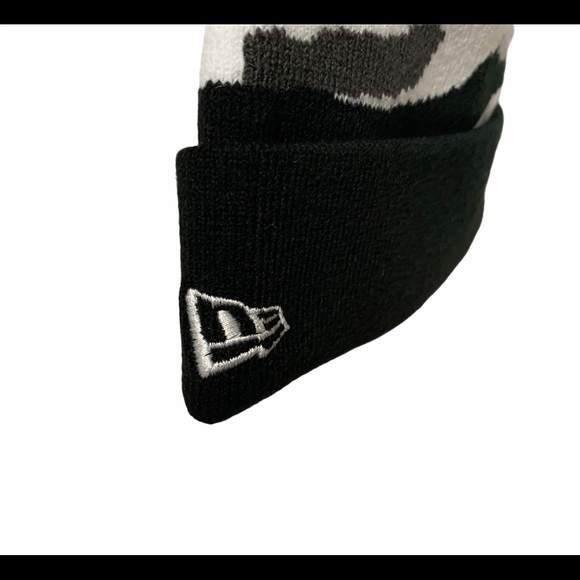 New Era San Fransisco 49ers Black Camo Pom Beanie - Picture 4 of 5